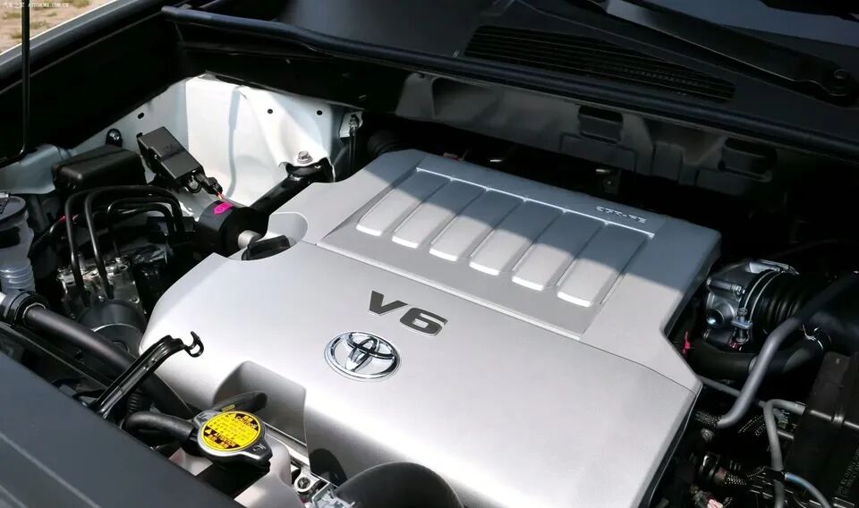 发动机舱内部V6标识特写
