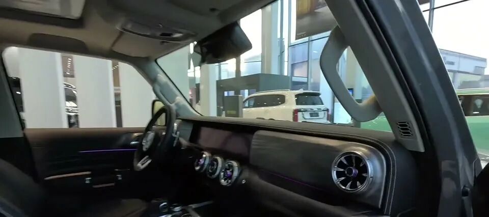 坦克300内饰中控台细节，展示氛围灯和屏幕。