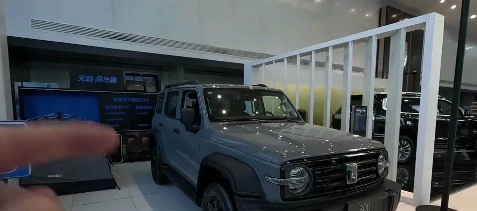 坦克300侧前方视角，展示其硬朗的车身线条。